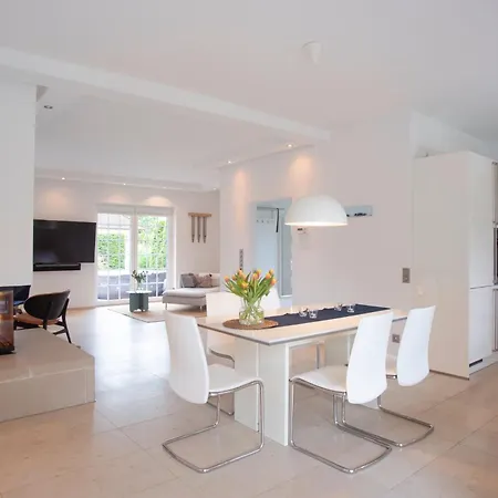 Holiday home Grosszuegiges An Der Ostsee *